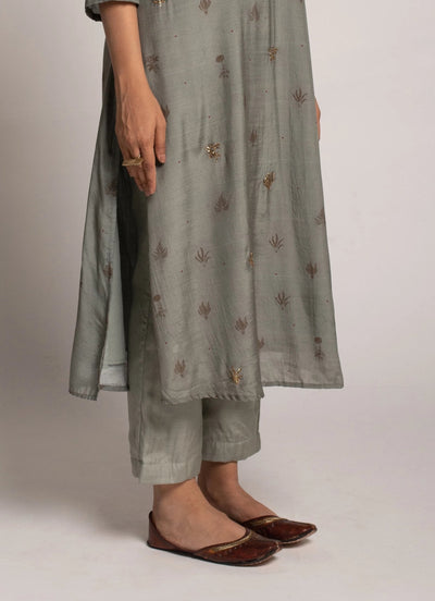 Get Women's Nargis Pants