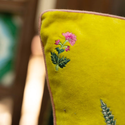 Daffodil Blooming Cushion Cover